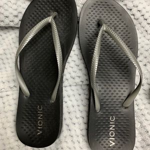 Vionic flip flops size 10